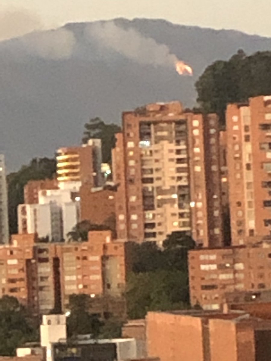 LeanCaseCo's tweet photo. Incendio en las montañas de bello @BomberosBello1 https://t.co/hCoATYsf4E