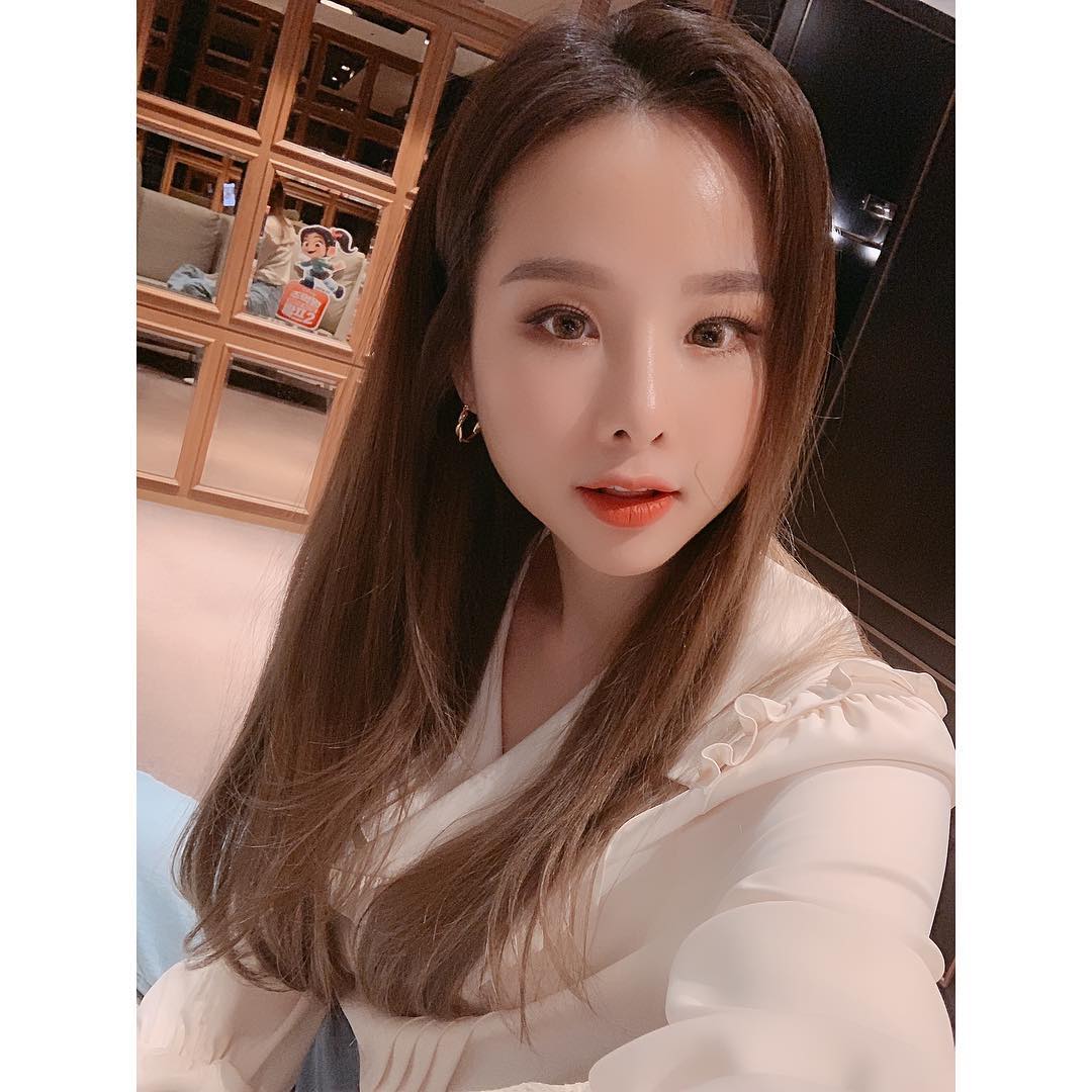 EXIDBR's tweet photo. [📷] 31.12.18 | Atualização do Instagram da Solji.

"❤️FELIZ ANO NOVO❤️
#BEMVINDO2019" https://t.co/LsXNydFhac