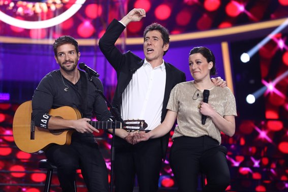 TuCaraMSuena's tweet photo. ¡Menuda noche! @Maria_Villalon comienza el año como ganadora de la gala con su imitación junto a @pabloalboran. El premio lo destinan a la @FAndresOlivares  ¡Enhorabuena! https://t.co/pbpzQyZ6fL  #TCMSAñoNuevo https://t.co/1dAG4B1M9y