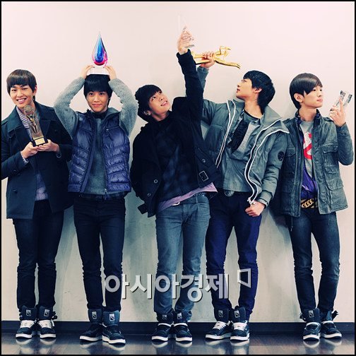 symptomsjk's tweet photo. happy new year shinee world!!! #2019WithSHINee https://t.co/LLfX1YaZVc