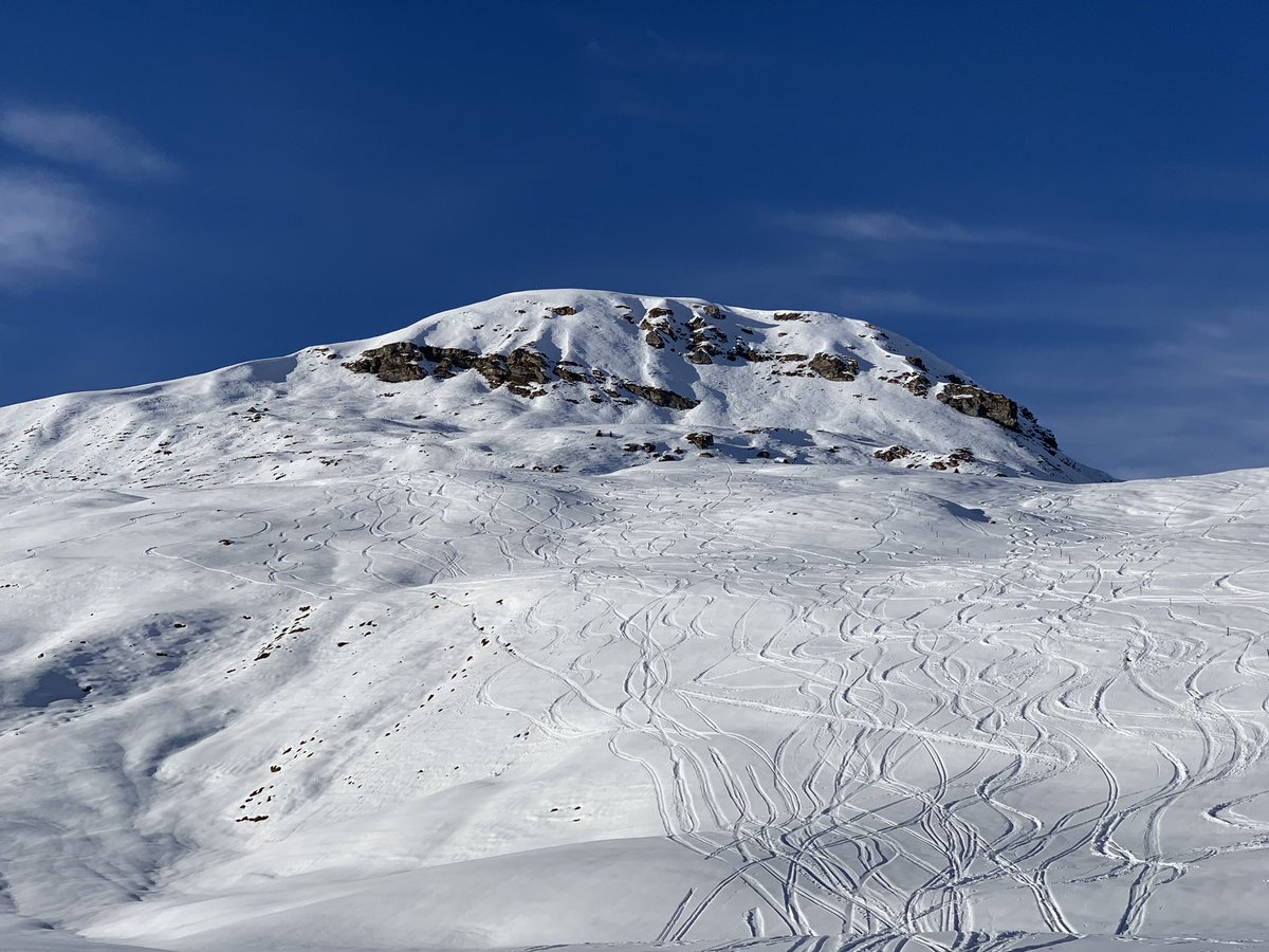 RogerNeukom's tweet photo. happy new year ☀️🥂🎉🍀 #sezner #lumnezia #obersaxen #vella @Graubunden @graubuendner @SurselvaTourism @SchweizAlps https://t.co/E9GZFoiIXQ