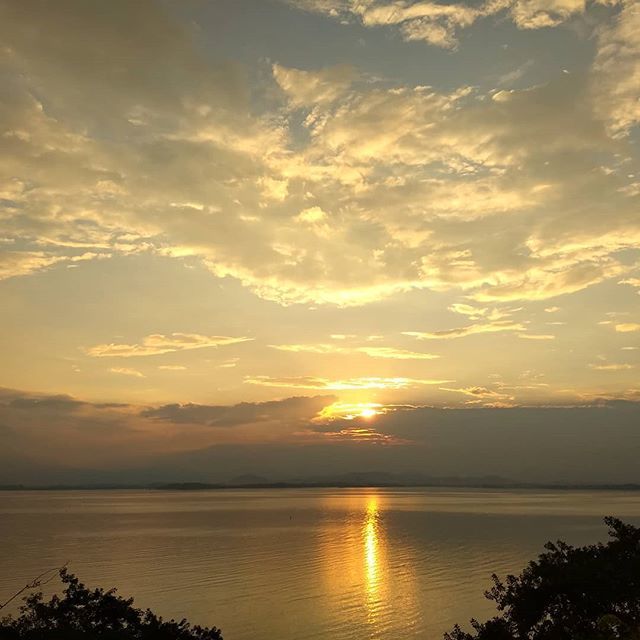 JohnnTeixeira's tweet photo. Primeiro pôr-do-Sol do ano.
Unua sunsubiro de la jaro.
#pordosol #sunsubiro #sunset #firstsunsetoftheyear #firstsunsetoftheyear2019 - https://t.co/vdBZA5tO8w https://t.co/gACEmxBgpS