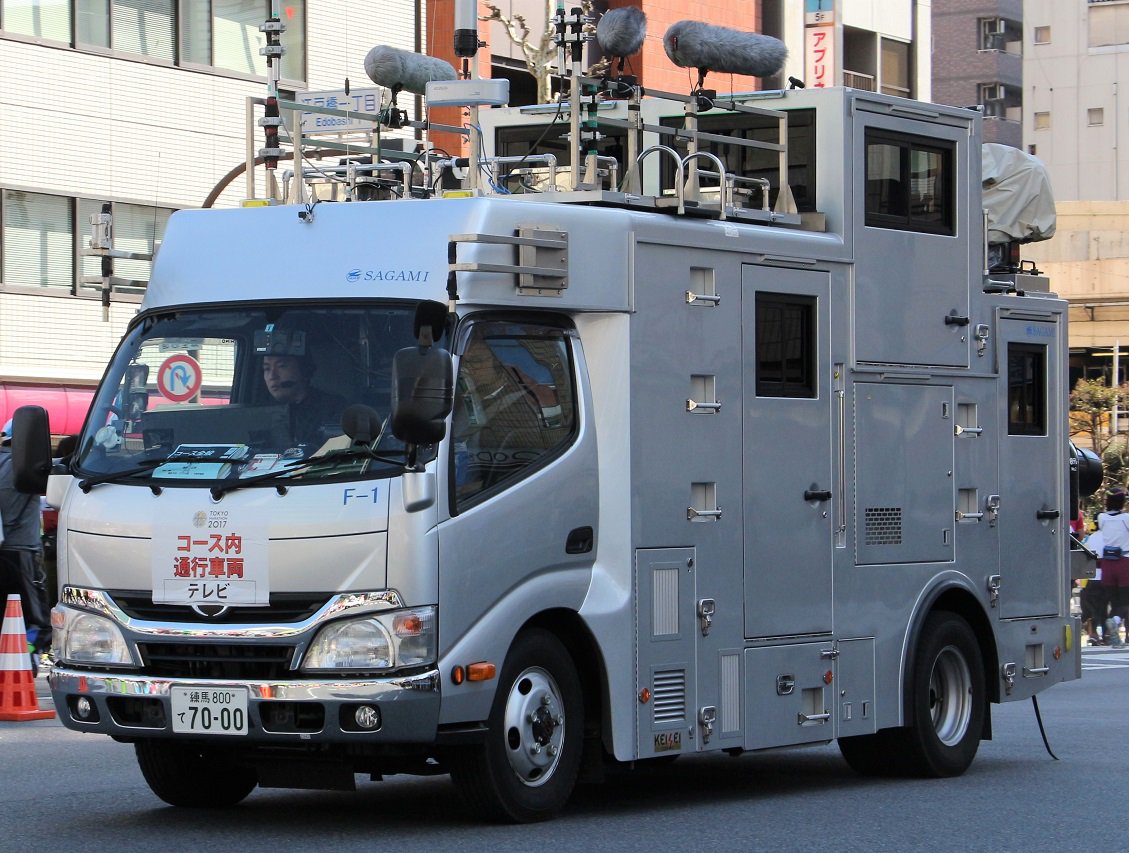 カーファンズ Car Funs 第95回 箱根駅伝で使われている車両です 日本テレビ 日野レンジャーgc移動中継車 16年式 さがみエンジニアリング 日野デュトロ4wd移動中継車 14年式 警視庁 第一交通機動隊 トヨタ ランドクルーザー100ワゴンvx