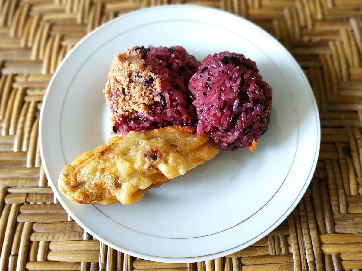 dhado83's tweet image. Boss maaf, kalau ijin libur sehari lagi boleh?
Sayang nih, ketan ama pisang goreng belon abis, mana hawanya gerimis

#masmu_paijo #ketanitem #pisgor #ketanitemserundeng #sarapanApa