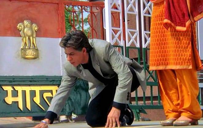 SRKUniverse's tweet photo. Veer Pratap Singh returning to India after 22 years 🇮🇳✨

This scene was emotional yet flaunted patriotism in the true sense!

#VeerZaara https://t.co/tgXkxoUIlf