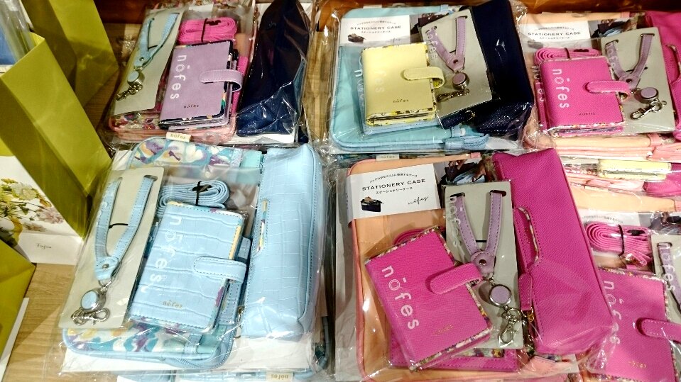 有隣堂ルミネ横浜店 こちらも福袋のご紹介 ノフェスのカラフルなidケース カードケースなど7 950円相当の商品を詰め合わせた 福袋はなんと2 300円 税で販売中 新年にまとめて新調してみてはいかがですか