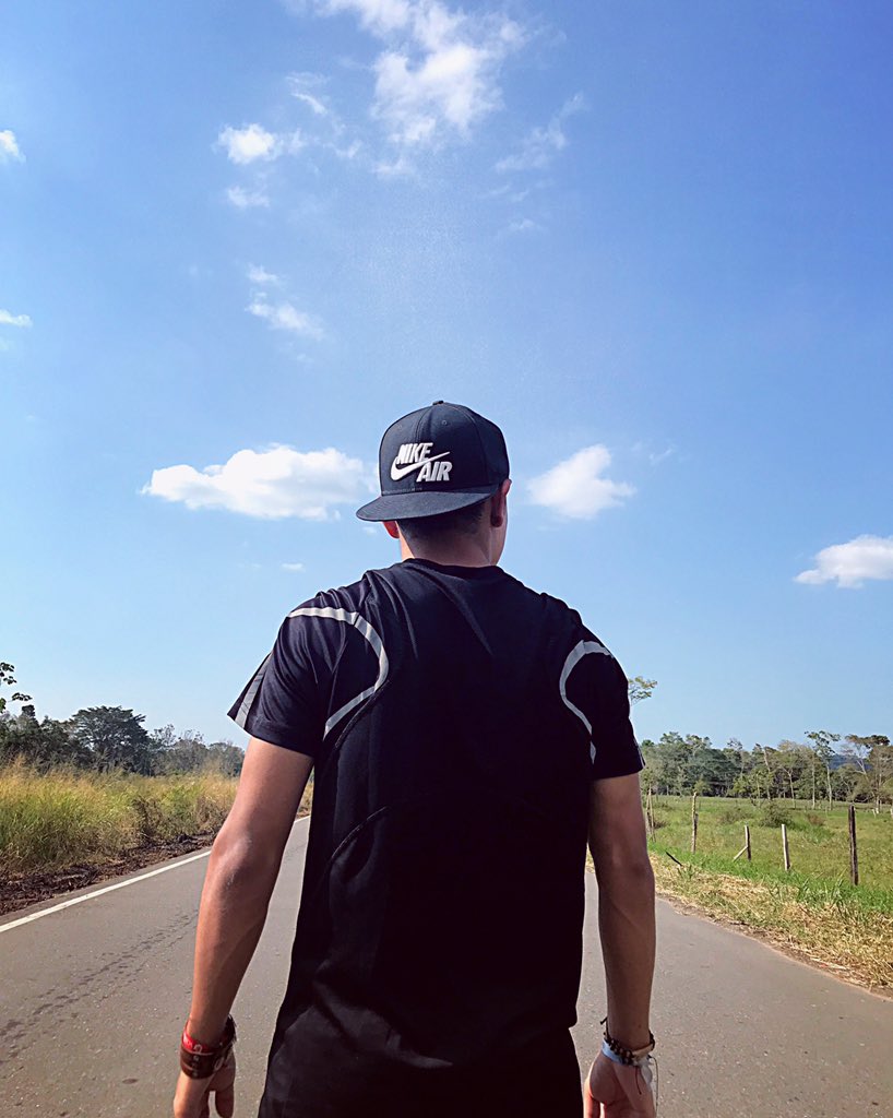 dierry07's tweet photo. ⚡️Come On 2019⚡️1/365
#newyear #photography #dreams #focus #nike #photooftheday https://t.co/cRyneiJom1
