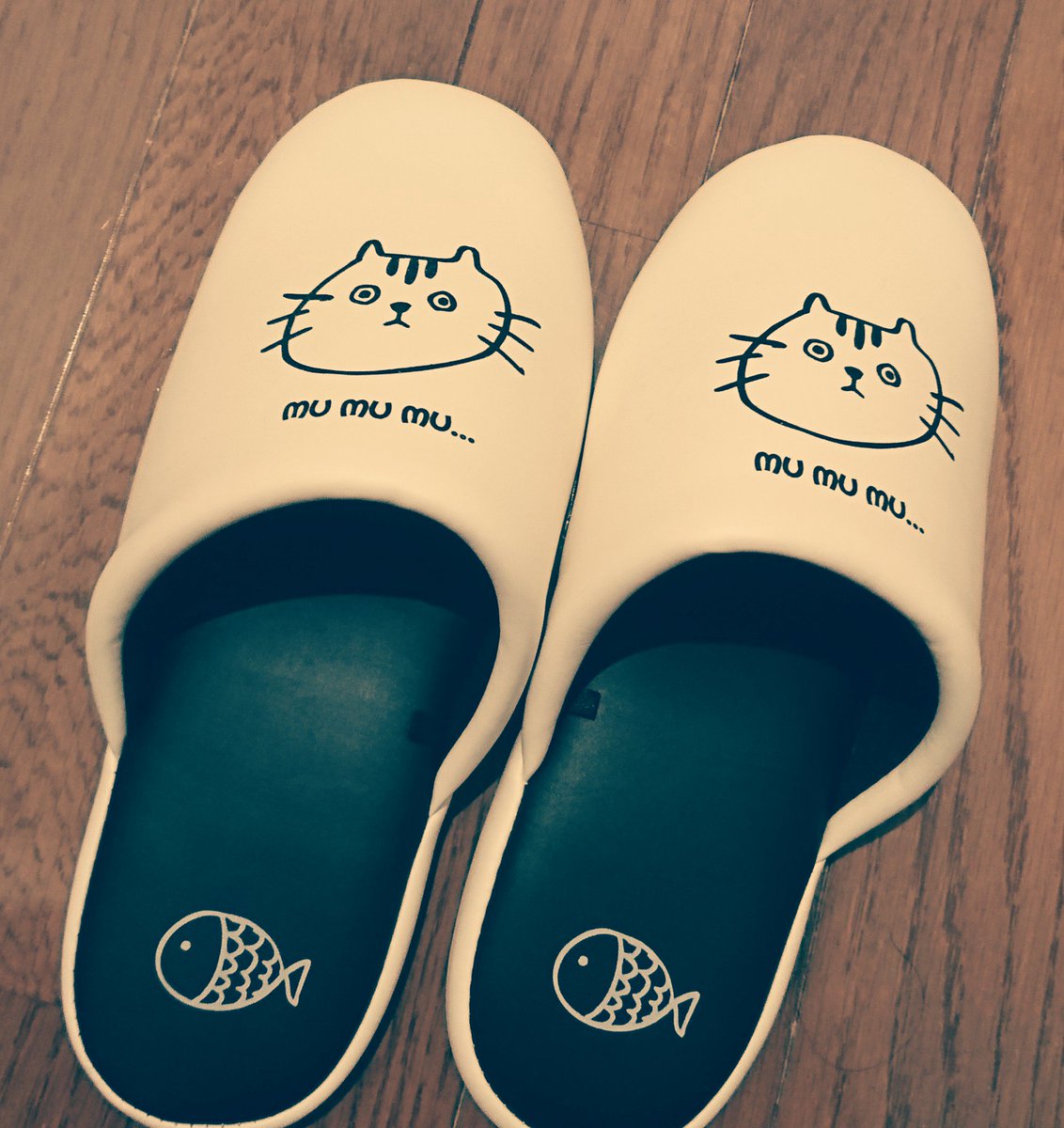 実家のトイレのスリッパが何か悩んでて可愛かった 