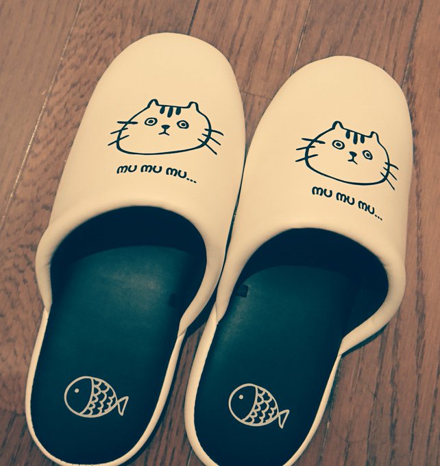 実家のトイレのスリッパが何か悩んでて可愛かった 