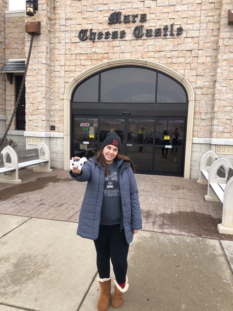 TiffanyLRU's tweet image. Happy New Years, Bears! We hope everyone has had a safe, happy, and fun winter break! Check out Junior Nursing major Mollie Clohesy visiting the Mars Cheese Castle in Wisconsin! 🐻❤️