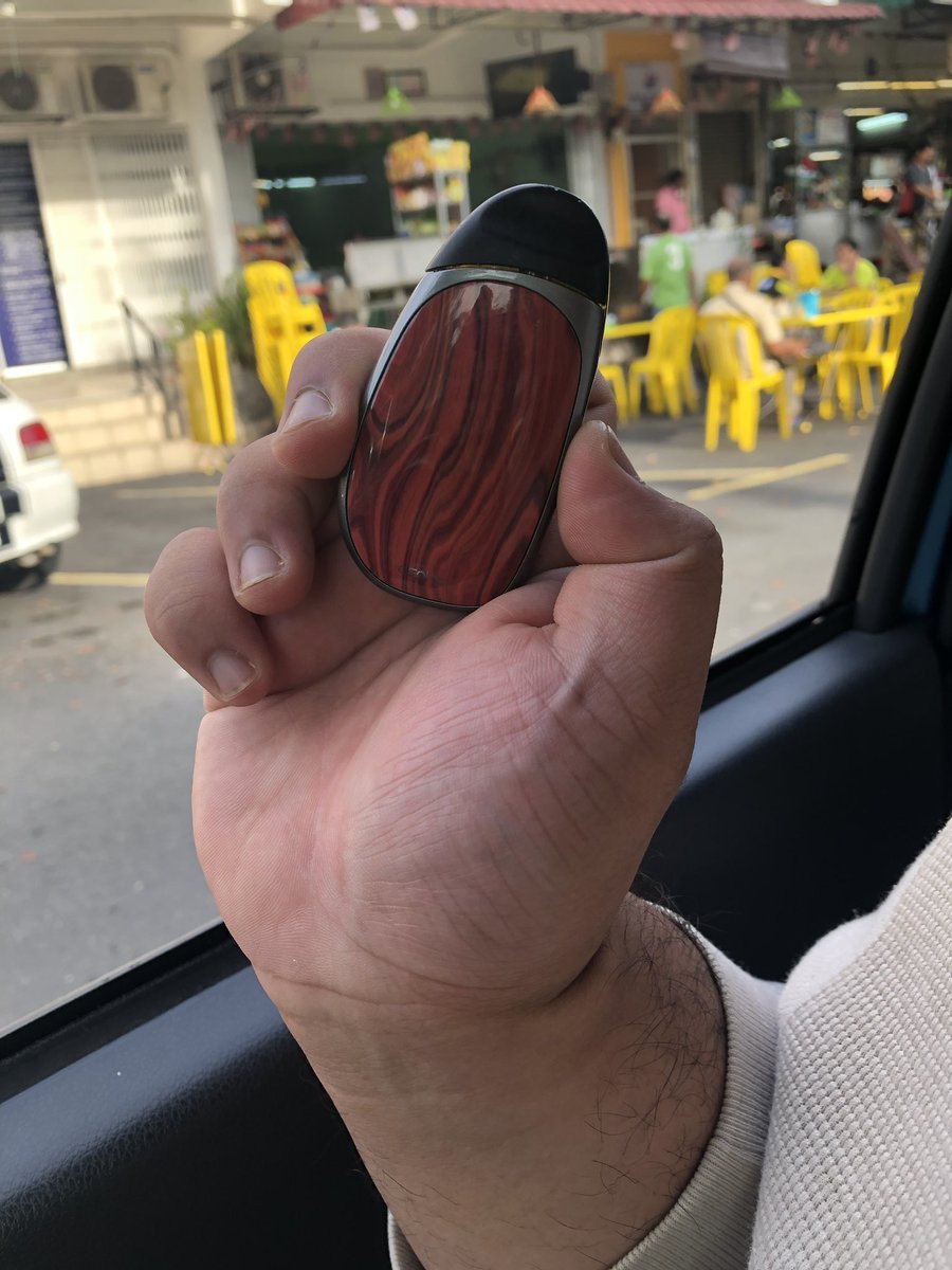 cazzrah's tweet image. Walaupun bukan rokok,attitude tetap jaga. Salam #3meter 😂