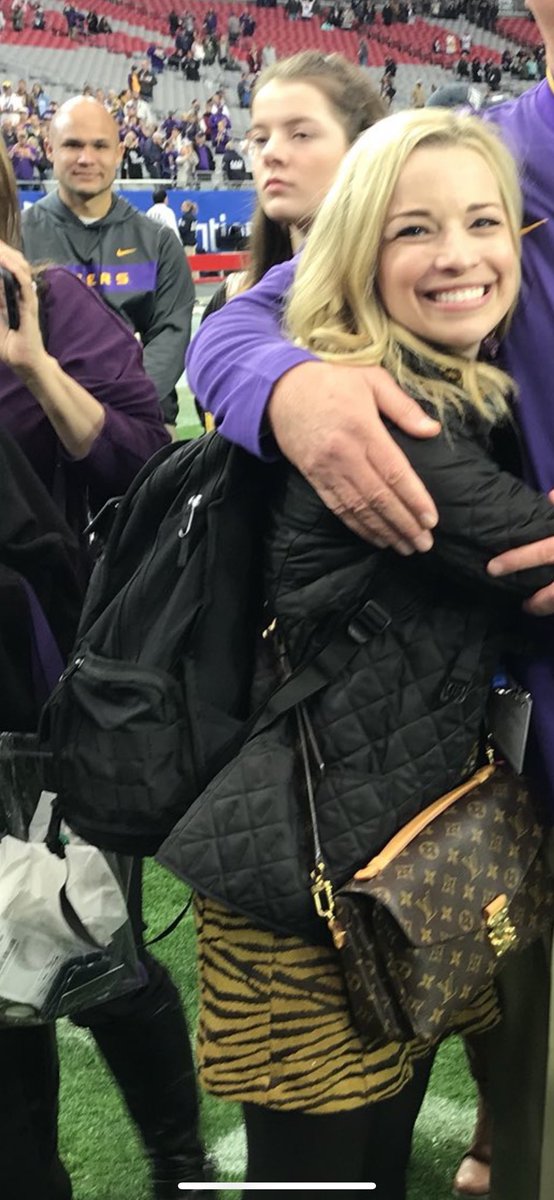 LSUGeeGee's tweet image. Aranda:
Why is everyone wanting a pic with Steve?  Did @emilyvdixon not just see the miracle I just pulled off? I’m a #DefensiveGenius Emily!
#LSU