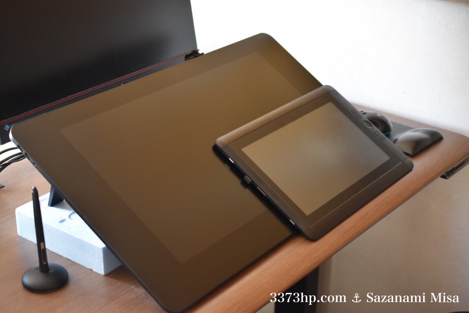 漣ミサ Sazanamimisa 浅草ばけもの甘味祓い連載中 ちなみにこれが13hdとcintiq Pro 24のサイズ比較です しかし約2倍の大きさで見やすくなったのは良いけど画面が広すぎて腕の筋肉が悲鳴をあげるというのは予想外の展開 大きい液タブの人の腕って