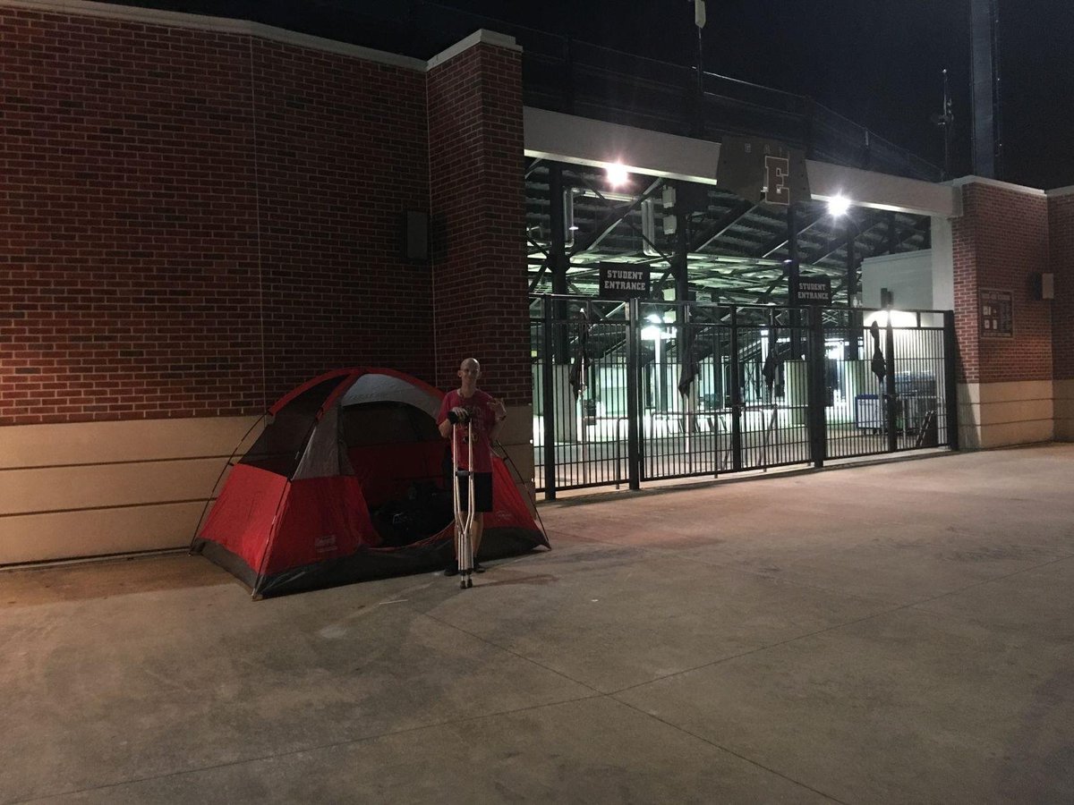 CorRock3148's tweet photo. Consider this my official petition to @PurdueSports to build a statue outside of Ross-Ade Stadium in honor of @theTylerTrent.  Tyler represented everything it means to be a Boilermaker in the purest of forms.  I think this picture should be the basis for the statue tent included. https://t.co/nxNFvvVO35