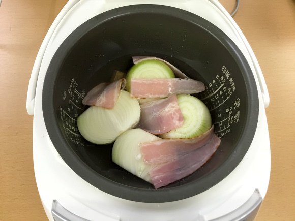 RocketNews24's tweet photo. 【最強レシピ】炊飯器に放り込むだけ! 絶対に失敗しない「まるごと玉ねぎのスープ」が絶品すぎてホッペが落ちるどころか消え去りそう!!
https://t.co/evkweVkokz
材料を切る手間も極限まで抑えた。さすがに皮ごと食べるわけにはいかないが、包丁に慣れてない人でもこれくらいなら出来るだろう。 https://t.co/6jjyt9XUfI