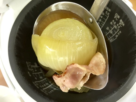 RocketNews24's tweet photo. 【最強レシピ】炊飯器に放り込むだけ! 絶対に失敗しない「まるごと玉ねぎのスープ」が絶品すぎてホッペが落ちるどころか消え去りそう!!
https://t.co/evkweVkokz
材料を切る手間も極限まで抑えた。さすがに皮ごと食べるわけにはいかないが、包丁に慣れてない人でもこれくらいなら出来るだろう。 https://t.co/6jjyt9XUfI