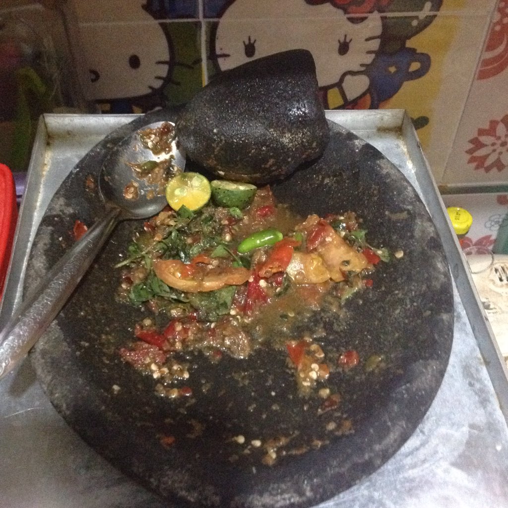 bung_gunawan's tweet image. Sambal cibiuk. Sambal yang menyatukan antara  tradisional kuliner dengan spiritual. Segar karena melibatkan daun kemangi. Sehat seperti jamu karena melibatkan kencur. Diuleng kasar tak sampai halus. #sambalcibiuk #pasundan #garut #wonderfulindonesia #panganlokal