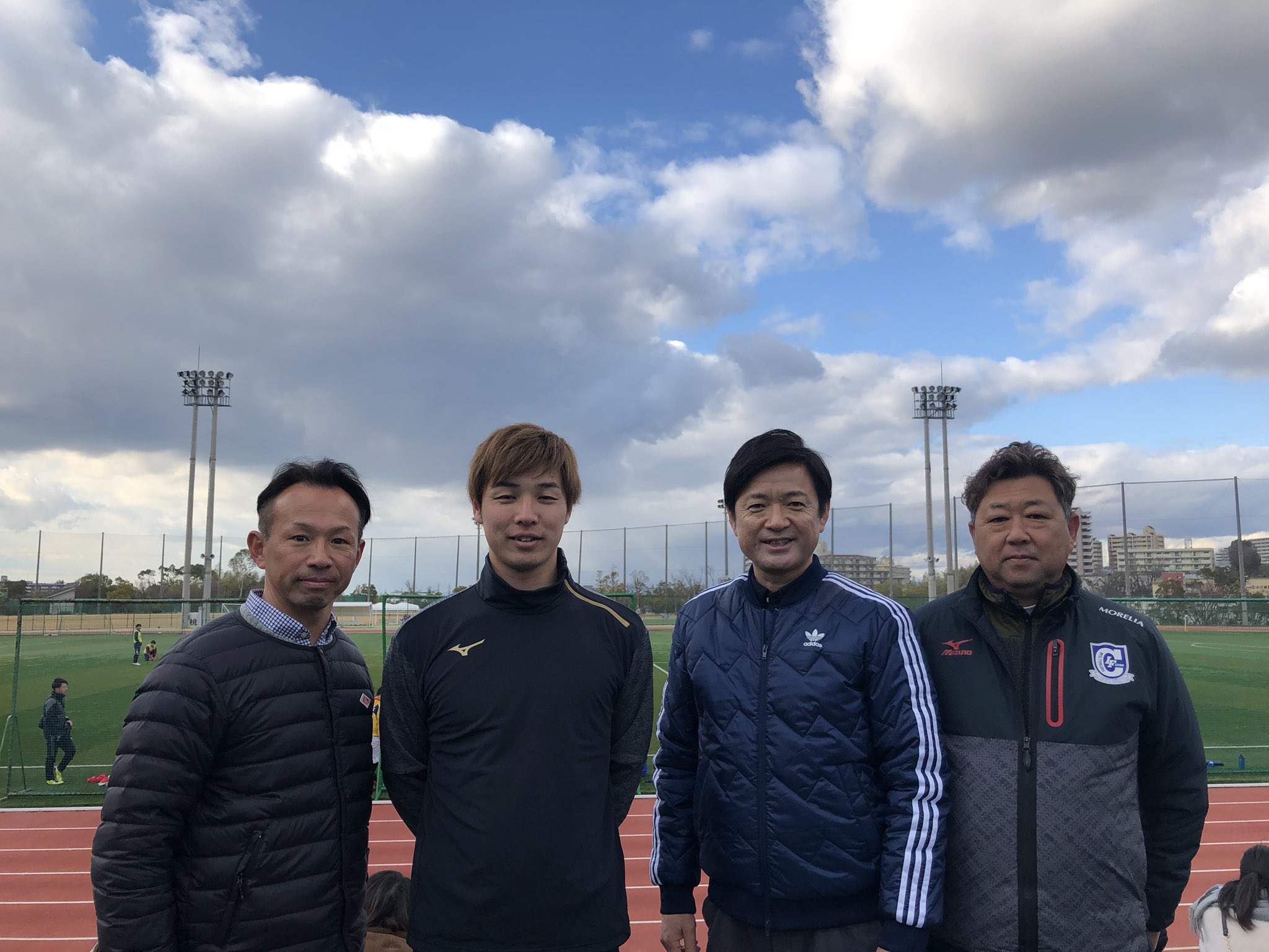 森 和臣 和泉fc初蹴り 和泉fcob現役jリーガーのアルビレックス新潟 9河田篤秀選手 初の和泉市出身 も参加 和泉fc 藤原監督とは 幼なじみの同級生で石尾中学校で一緒にサッカー部に所属してました 河田選手はじめ和泉fcの皆さん 今年も頑張って下さい 森 和臣 和泉fc初蹴り 和泉fcob現役jリーガーのアルビレックス新潟 9河田篤秀選手 初の和泉市出身 も参加 和泉fc 藤原監督とは 幼なじみの同級生で石尾中学校で一緒にサッカー部に所属してました 河田選手はじめ和泉fcの皆さん 今年も頑張って下さい