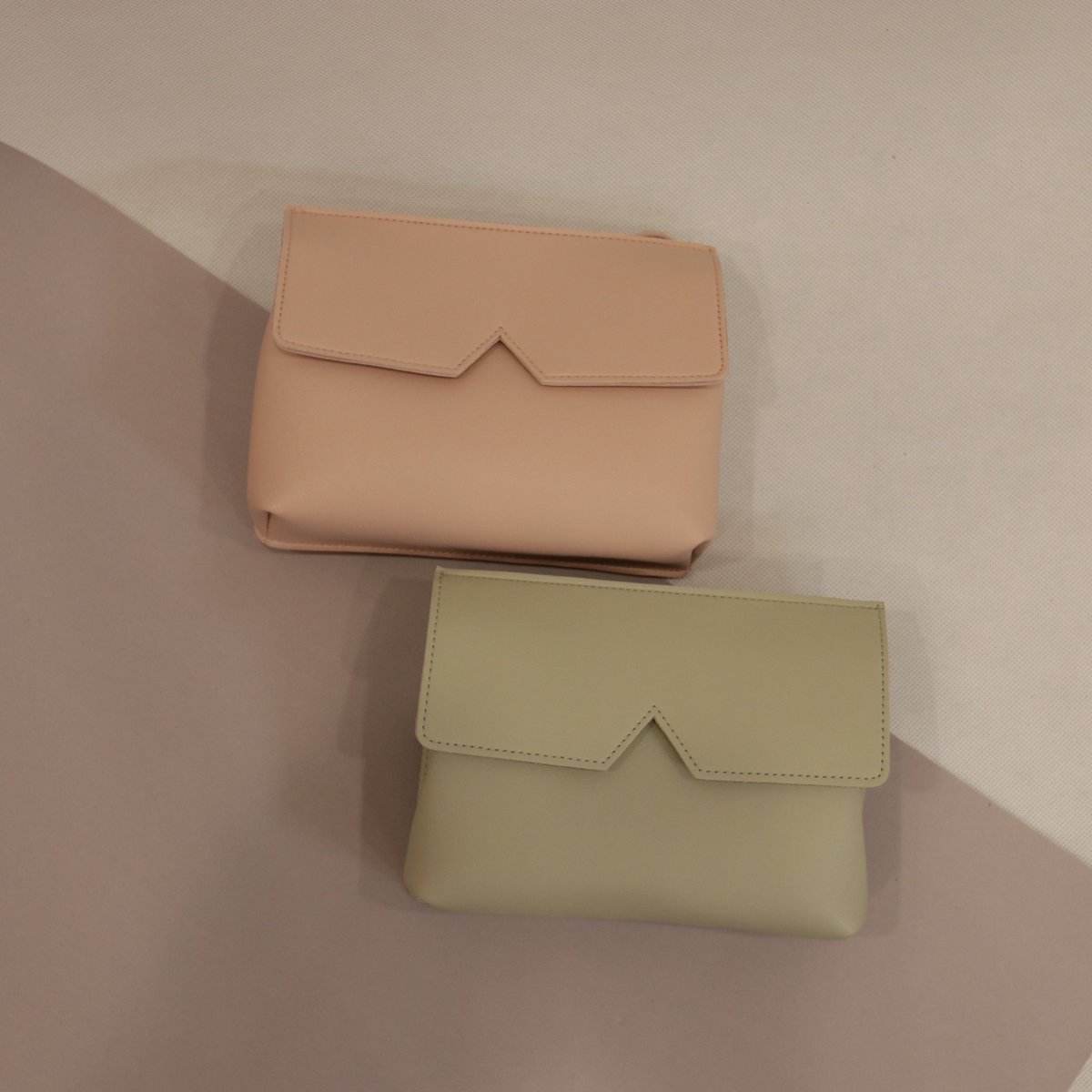 MinisoIndonesia's tweet photo. Choose which is your favorite bag color? Green or peach?
#MINISOJOYFULDECEMBER #minisoindo #minisoindonesia #lovelifeloveminiso #miniso #minisolife #bag https://t.co/01XF7TK5BG