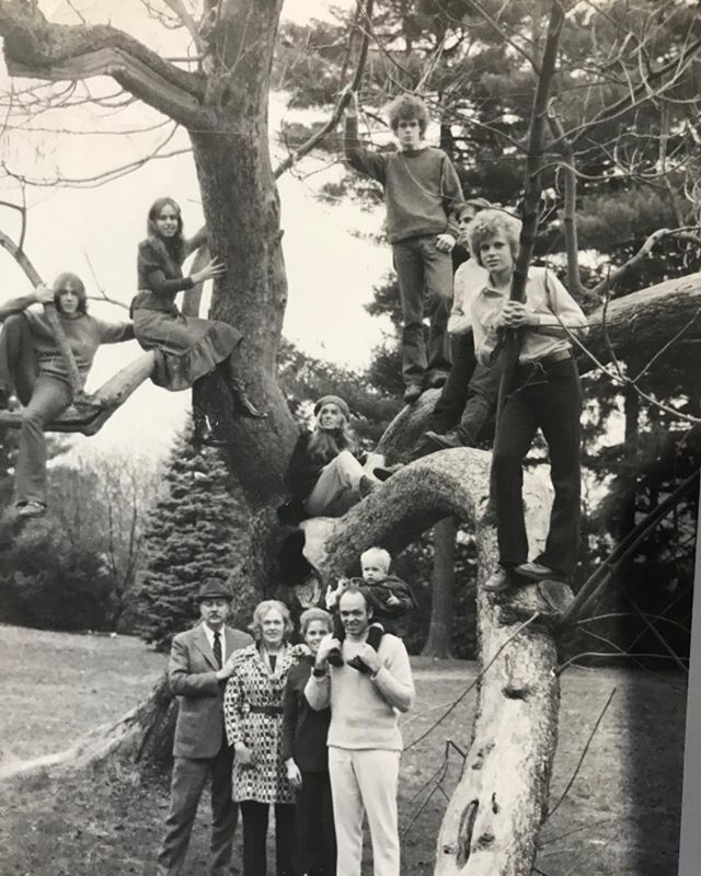 AEldridgeArt's tweet image. My large family #devlins#newjersey#frontyard#catalpatree