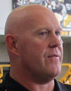 unfiltereddad's tweet photo. Every college football team's strength and conditioning coach either looks like Iowa's or Oregon's coach. There's no inbetween. #yeahIworkout https://t.co/3vyQDqKxDb