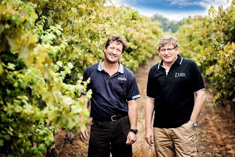 DeakinEstate's tweet photo. #HappyNewYear one and all from the team at Deakin Estate, Australia! #Harvest is looking great up here in #Mildura. #V19 https://t.co/0kykYV2vdE