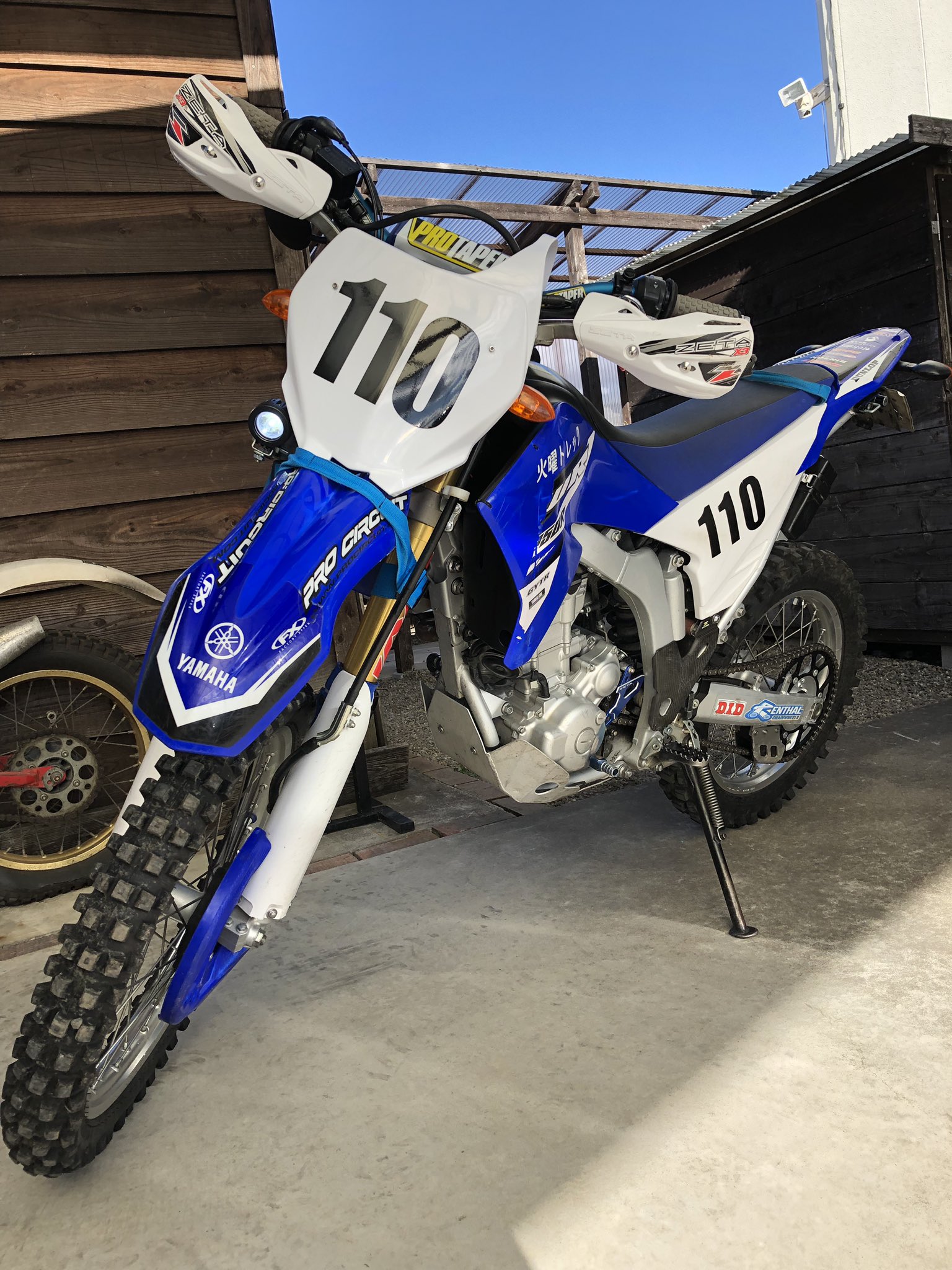 WR250R WR250X サブ? フォグ? ライト ゼッケン化 WR250R WR250X サブ? フォグ? ライト ゼッケン化