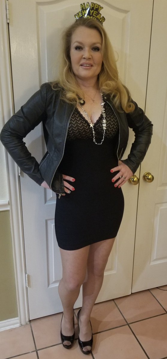 LisaLenor09's tweet photo. Happy New Year!  May 2019 be a joyful  prosperous and healthy year to all🎉🍾🥂 #lisalenor #lisalenorallnaturalmodel #allrealeverything #reallips👄 #realface #realbody #NewYears2019 #nofilter #followback #happynewyear2019 
Lisa Lenor😘 https://t.co/QmzFWfPR89