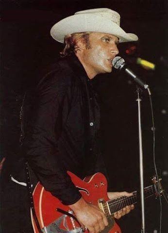 jlburger58's tweet image. #TeamHallyday#Bonne Année 2019 #MonPaysCestLamour  #JohnnyDansNotreCoeurAJamais  Bonjour à tous les Fans de Johnny
 bon  mercredi à vos familles amitiés à tous👍💀🎻🎸🎺🎷🎤😘