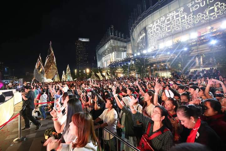 film_rfcRITZ6's tweet photo. ภาพบรรยากาศความคึกคักของงาน Amazing Thailand Countdown 2019 ในค่ำคืนส่งท้ายปีเก่าต้อนรับปีใหม่ ผู้คนหลั่งไหลมาร่วมเคาท์ดาวน์กันอย่างคับคั่ง ร่วมด้วยศิลปินนักร้อง นักแสดงจากหลากหลายค่ายที่มามอบความสุข #ritz_rueangritz

#IconicCountdownDestination https://t.co/Jn6eJTfH0t