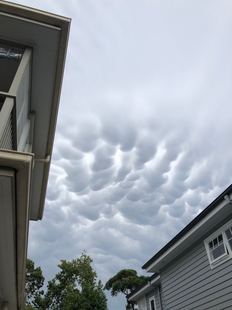 Scientosis's tweet photo. Wow! Weird 2019 clouds (probably Donald Trump's fault!) 😁 https://t.co/NmwJ2SUJfc