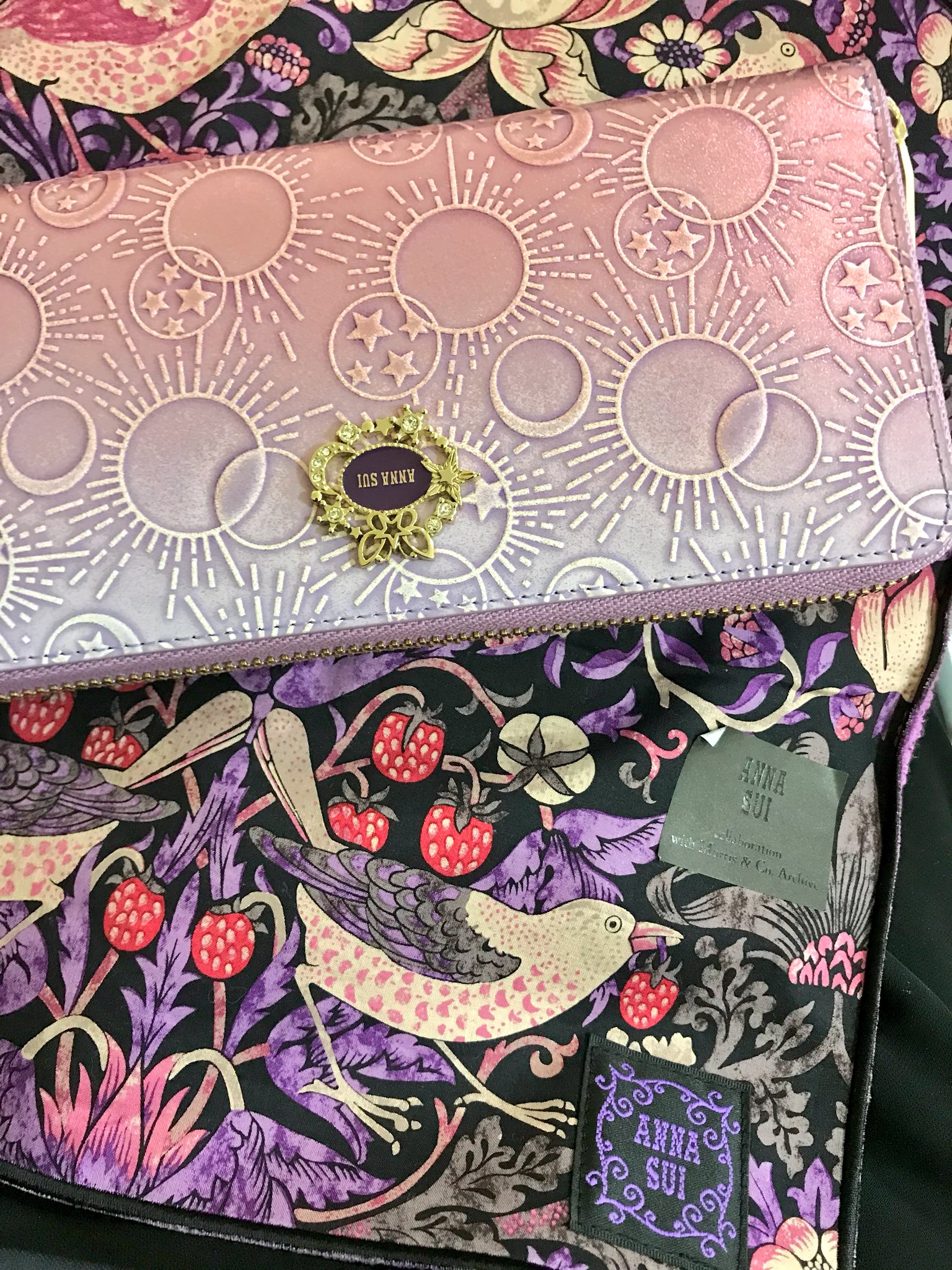画像 福袋こちらでーす て言いすぎて帰りたい 休み時間にとりあえず財布新調しようと紫のアナスイの財布ゲット なんも考えずに買ってしまった プラダで買おうとしてた まとめダネ