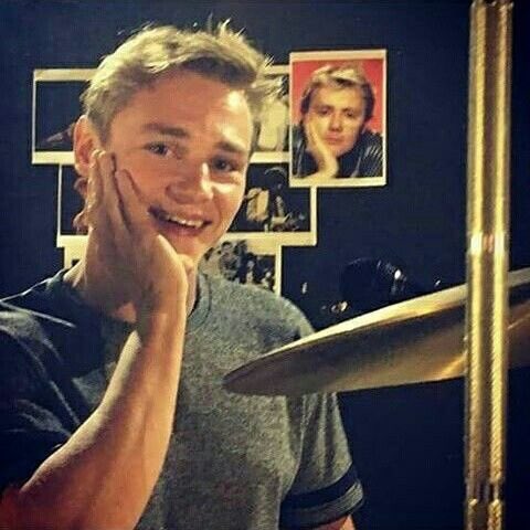 Happy birthday to the bright eyed ben hardy
(((Stay Beautiful by Taylor Swift plays))) 