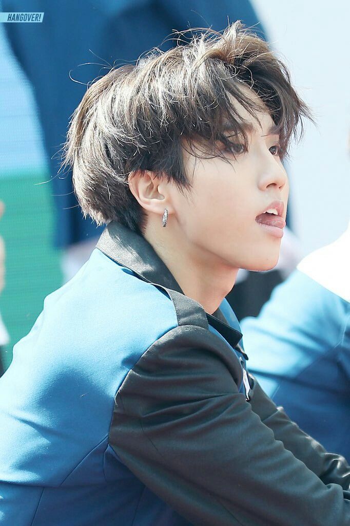 jisung and black hair + the tongue is just sjdklasjdlj