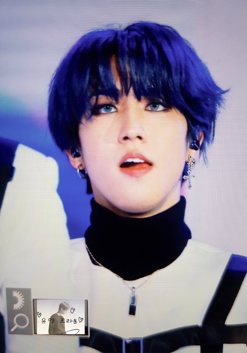 someone send me some blue haired jisung and his tongue it's for science