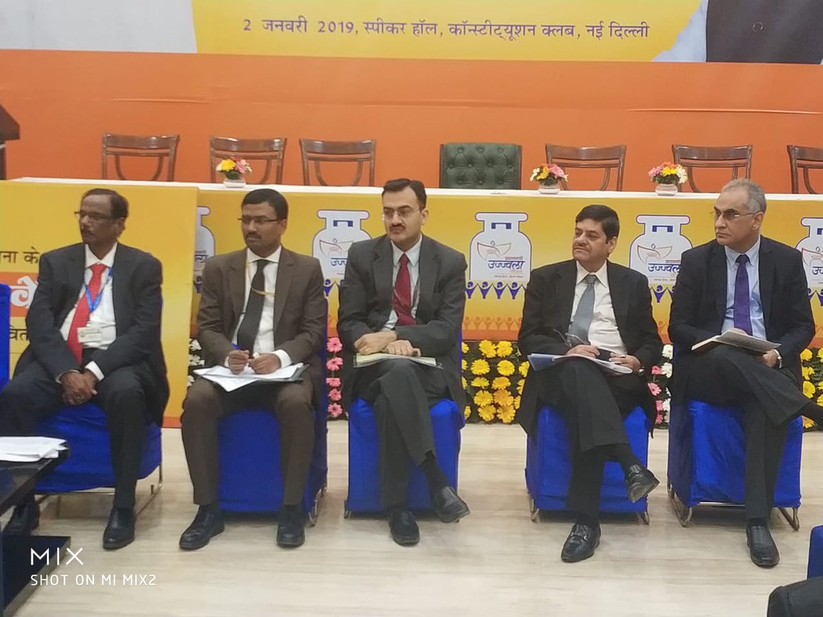 Reviewed the implementation of #PMUY with #LPG teams of <a href="/IndianOilcl/">Indian Oil Corp Ltd</a> <a href="/HPCL/">Hindustan Petroleum Corporation Limited</a> <a href="/BPCLimited/">Bharat Petroleum</a>... moving towards universal access to #LPG