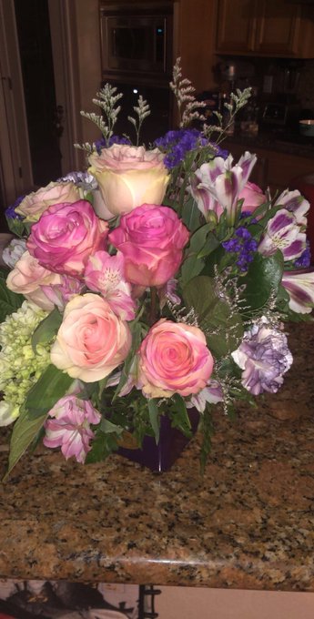 Friend sent me some flowers to make me feel better during my recovery ? ? aren’t they beautiful? ? https://t