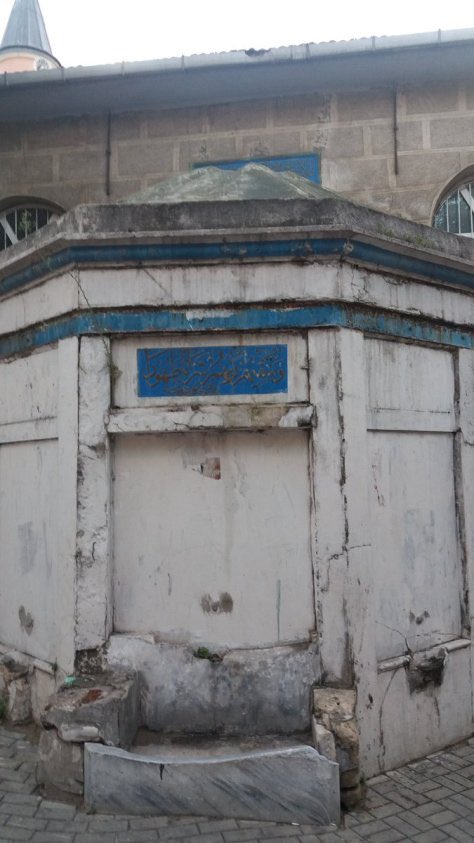 İstanbul'un akmayan çeşmeleri bu şehrin kanayan bir yarası ve ilgisizliğin göstergesidir. Bugün susayanlar pet şişeyle idare ediyor. Hayvanların hali ise feci. Çocuklar, turistler, hayvanlar çeşmelerden neden faydalanmasın? #İstanbulunÇeşmeleriAksın m.hurriyet.com.tr/yazarlar/ilber…