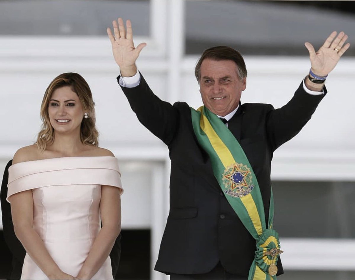 Suyanni1's tweet photo. Passando só pra lembrar que a partir de HOJE não é mais “coiso��� é “vossa excelência”. @jairbolsonaro ♥️ https://t.co/o5kFuVQBO1