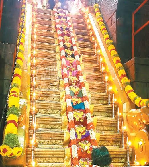 Devotion or Activism? Crux of  #SabarimalaTemple visit is climbing Holy 18 steps. Why so-called enlightened devotees avoided it?  @HKupdate  @Kuvalayamala  @girishalva  @chathootti  @prafullaketkar  @excomradekerala  @Prof_Hariom  @keralaCastro  @ranganaathan  @jspandey_  #Sabarimala