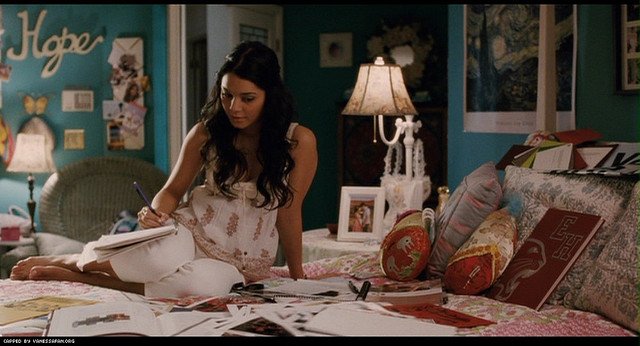 Amira_hv's tweet photo. Como encuentran a las chicas en casa cuando van a visitarlas de sorpresa en las series y películas / Como me encontrarían en casa a mí sí viniesen a visitarme de sorpresa https://t.co/uL7Py1wla8