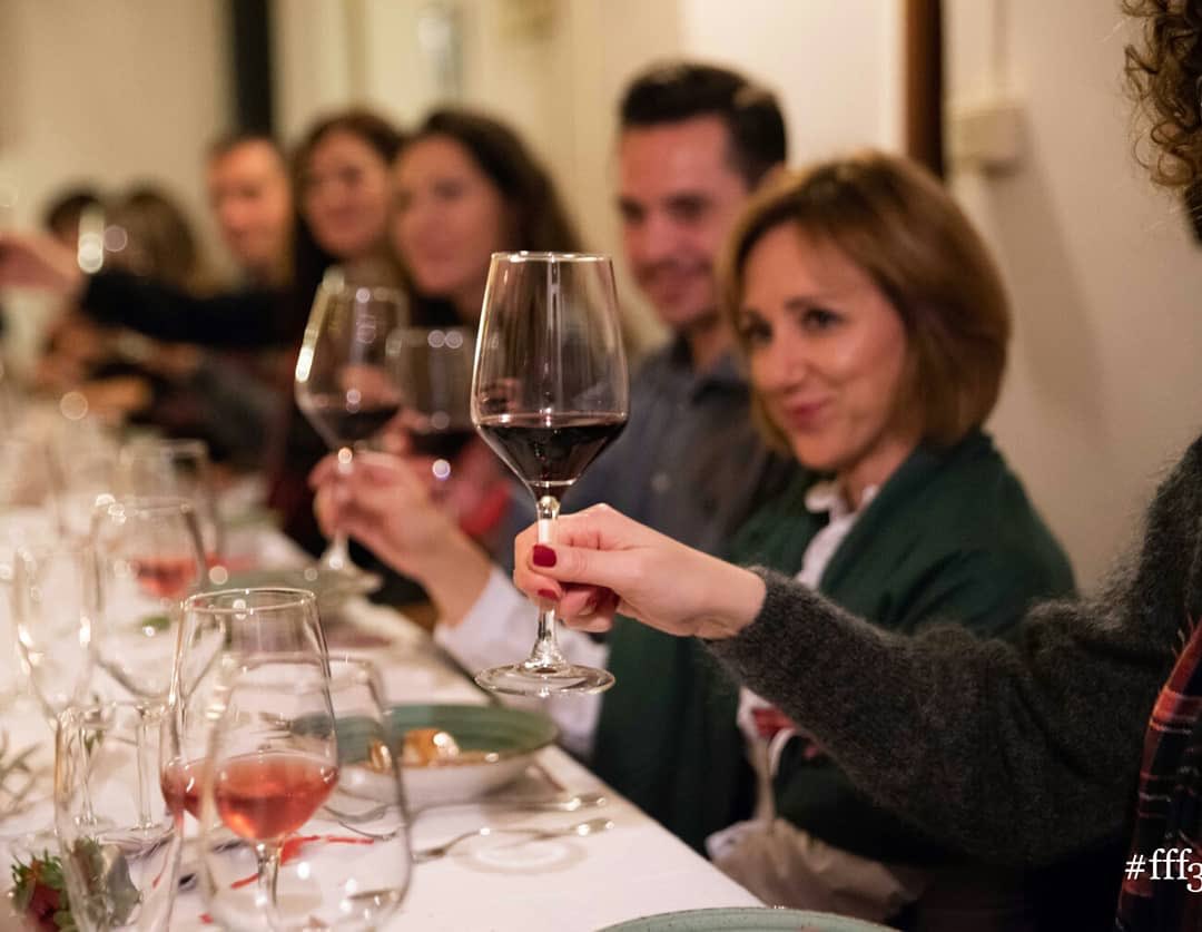 yaaas_gastro's tweet photo. ¡Feliz Año! 🍷
Brindamos con vino de la Denominación de Origen de @VinosJumilla por un nuevo año 2019 lleno de nuevas experiencias de #FashFood.
Fotografía @vicsoriano #FelizAño
#dojumilla https://t.co/HD5dfq73q8