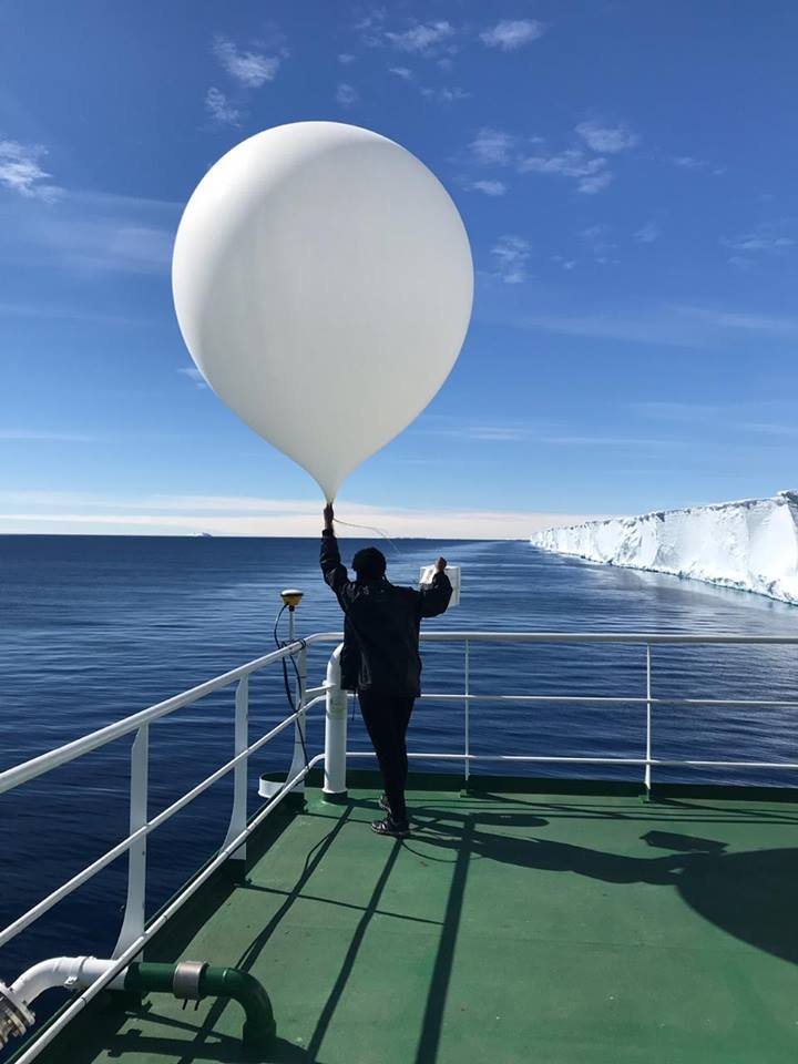 SAWeatherServic's tweet image. Ozone and Upper Air balloon deployment at the ice shelf onboard the SA Agulhas II by Thapi Makgabutlane of the SAWS Cape Town Weather Office #polarprediction #YOPP #Antarctic #weather @WMO