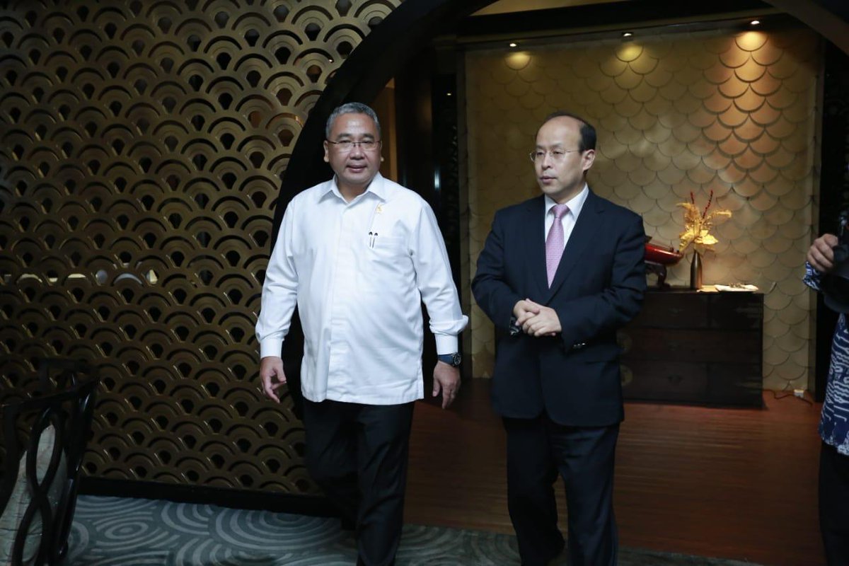 EkoSandjojo's tweet photo. Bertemu Dubes China Untuk Indonesia membahas kemungkinan Kepala Desa, Pendamping Desa Indonesia belajar pengembangan ekonomi desa, dan pariwisata desa.
China menawarkan program beasiswa siswa penuh untuk 100 orang kepala desa dan pendamping desa belajar mengelola desa di China. https://t.co/kVGB82QhgL