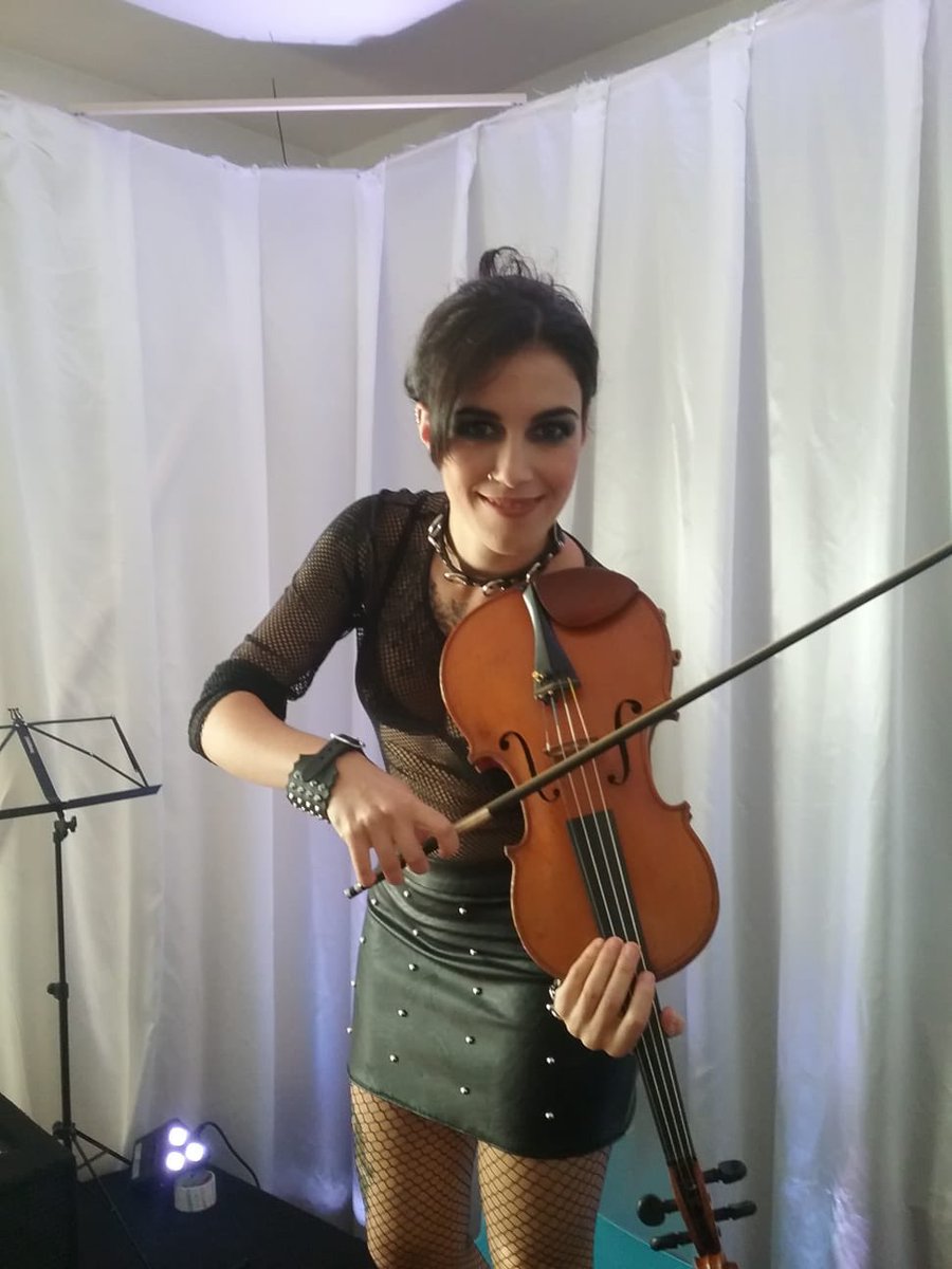 Come on on YouTube guys, our rock video inspired to Deep Purple is out at this link: m.youtube.com/watch?v=MomrVA… we want to rock all together 🤟#violinistarock #violinorock #smokeonthewater #violingirl #deeppurple  #femaleviolinist #violincover #goldensalt #violinistadonna