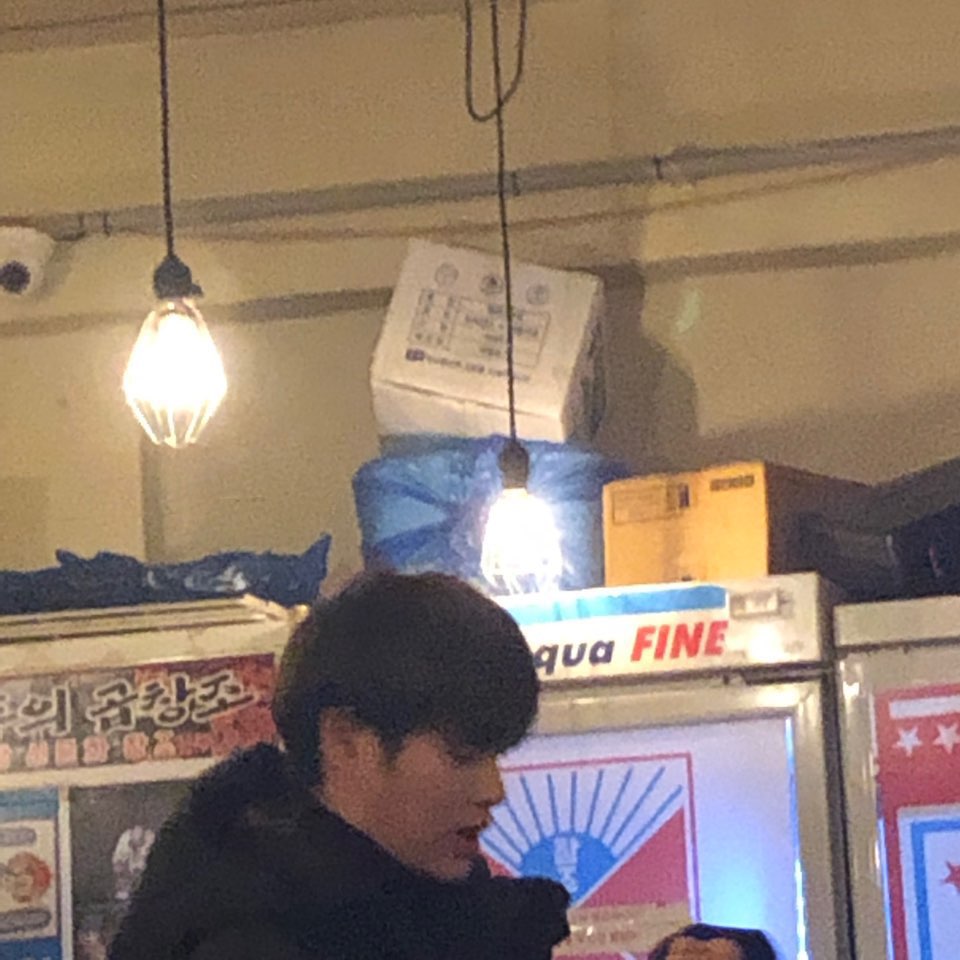 DAEHWI_TH's tweet photo. [PIC] 📸 190102 วันนี้มีคนเจอน้องแดฮวีออกมาข้างนอกด้วยค่ะ คาดว่าน้องน่าจะออกมาทานข้าวแล้วก็ซื้อของค่ะ //ดูแลตัวเองด้วยนะคะ พักผ่อนด้วยนะคนเก่ง 👀✊🏻💨

cr. hwimom0129 🙇🏻‍♂️
#DAEHWI #LEEDAEHWI #이대휘 #BNMBOYS https://t.co/q0VlFbkfge