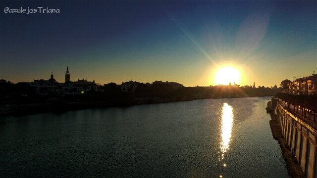 Con razón dicen que #Sevilla es una explosión de luz y color.
#Buenosdías desde #Triana