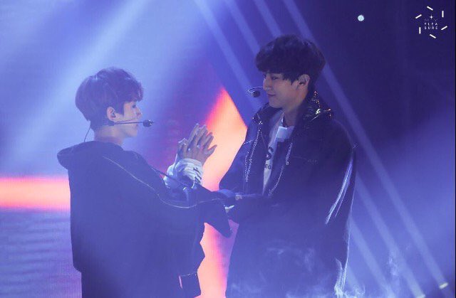 9261O4's tweet photo. ชิปเปอร์ชานแบคตปททวิตว่า
'เป็นโมเมนต์ที่สวยงามจริงๆ ความสูงที่แตกต่างของทั้งคู่ และสายตาที่ชานยอลมองมาที่แบคฮยอนนั้น มันช่างน่ารักจริงๆ💕'  https://t.co/QKHjHgo0TY