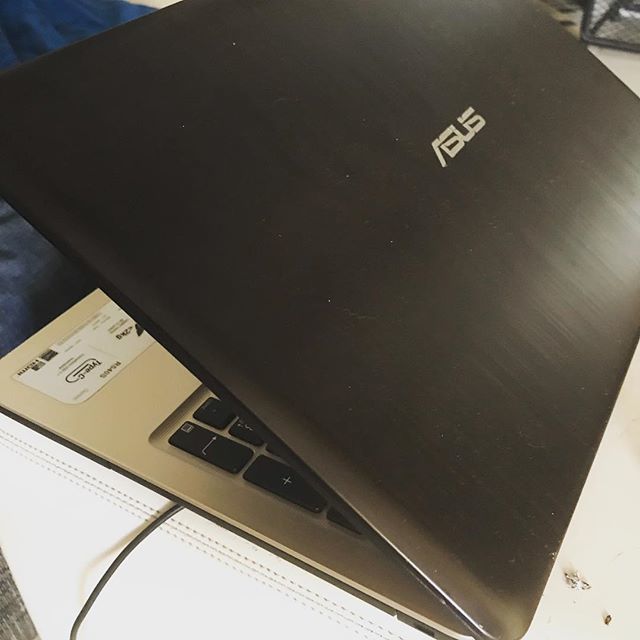 momo1098r's tweet photo. Se non ci fosse stato questo orrendo pc non sarebbero successe tante cose... grazie @asusitalia •
•
•
#asus #pc #laptop #black #tech #geek #nerd #thanks #technology #techie #wee_tech #tekteam #milano #milan #shotoniphone #iphone #photography https://t.co/17ComN9aJv