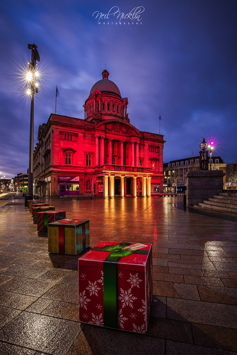 Imagesofhull's tweet photo. The 2018 city lights are stunning, the best I’ve seen the town look at Christmas time ever! 

#hull #hullcityhall #eastyorkshire #yorkshire #queenvictoriasquare #christmas #hullchristmas #christmaslights #christmasdecorations #architecture #hullarchitecture #longexposeure https://t.co/15ZcwZCP74